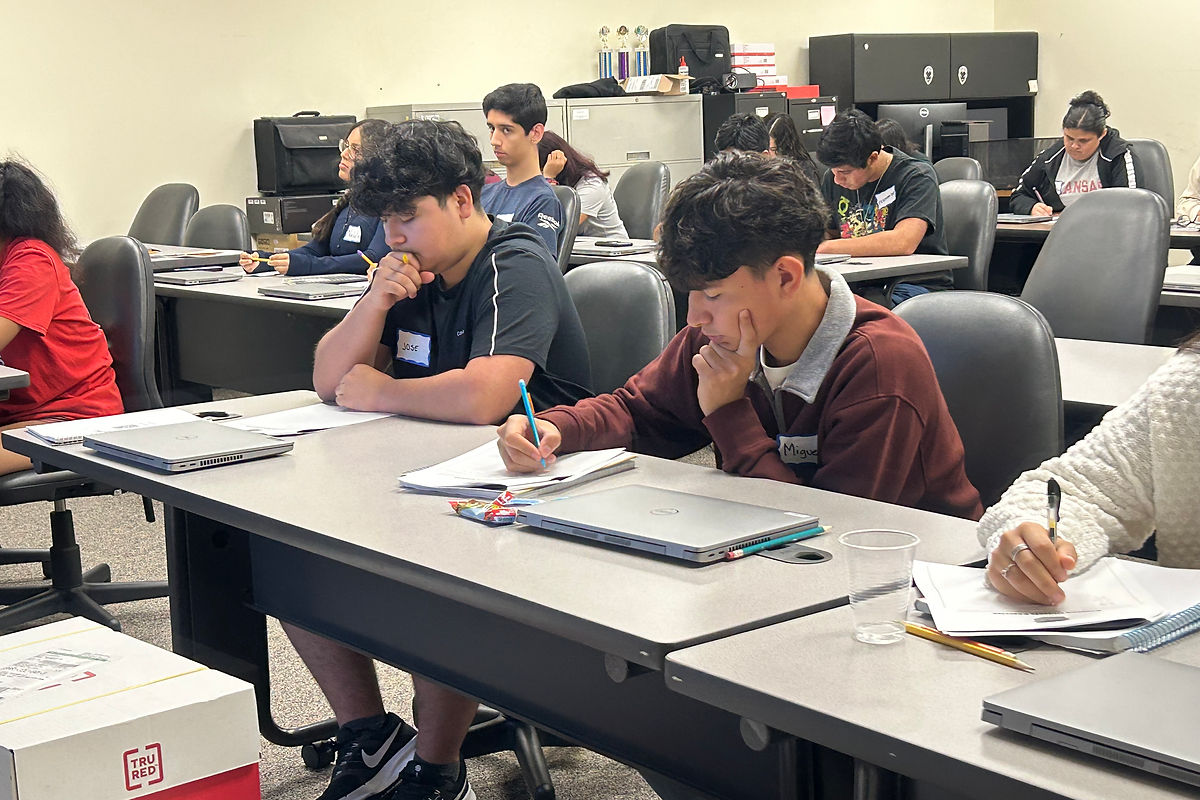 Estudiantes trabajan en computadoras durante un taller