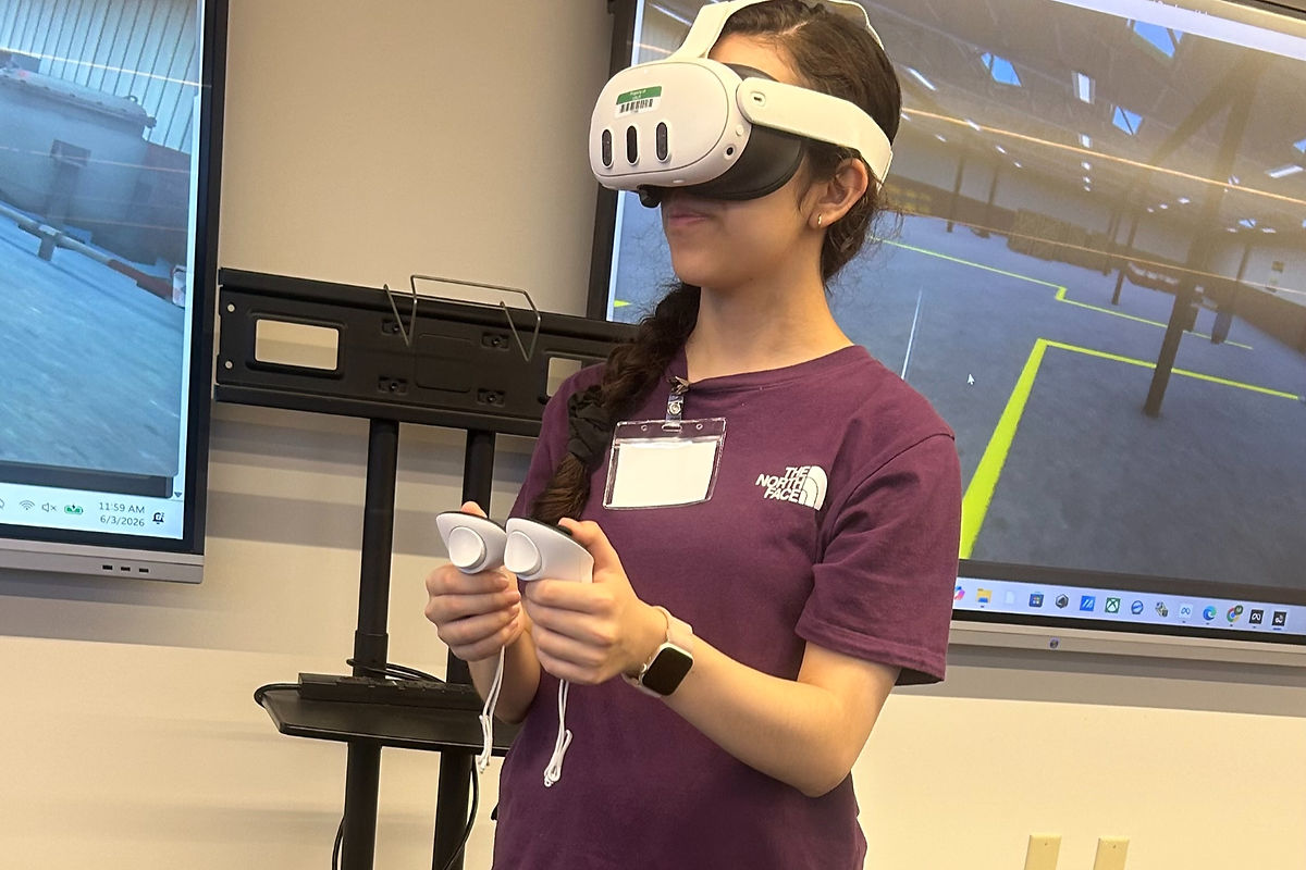 Una estudiante prueba un visor de realidad virtual