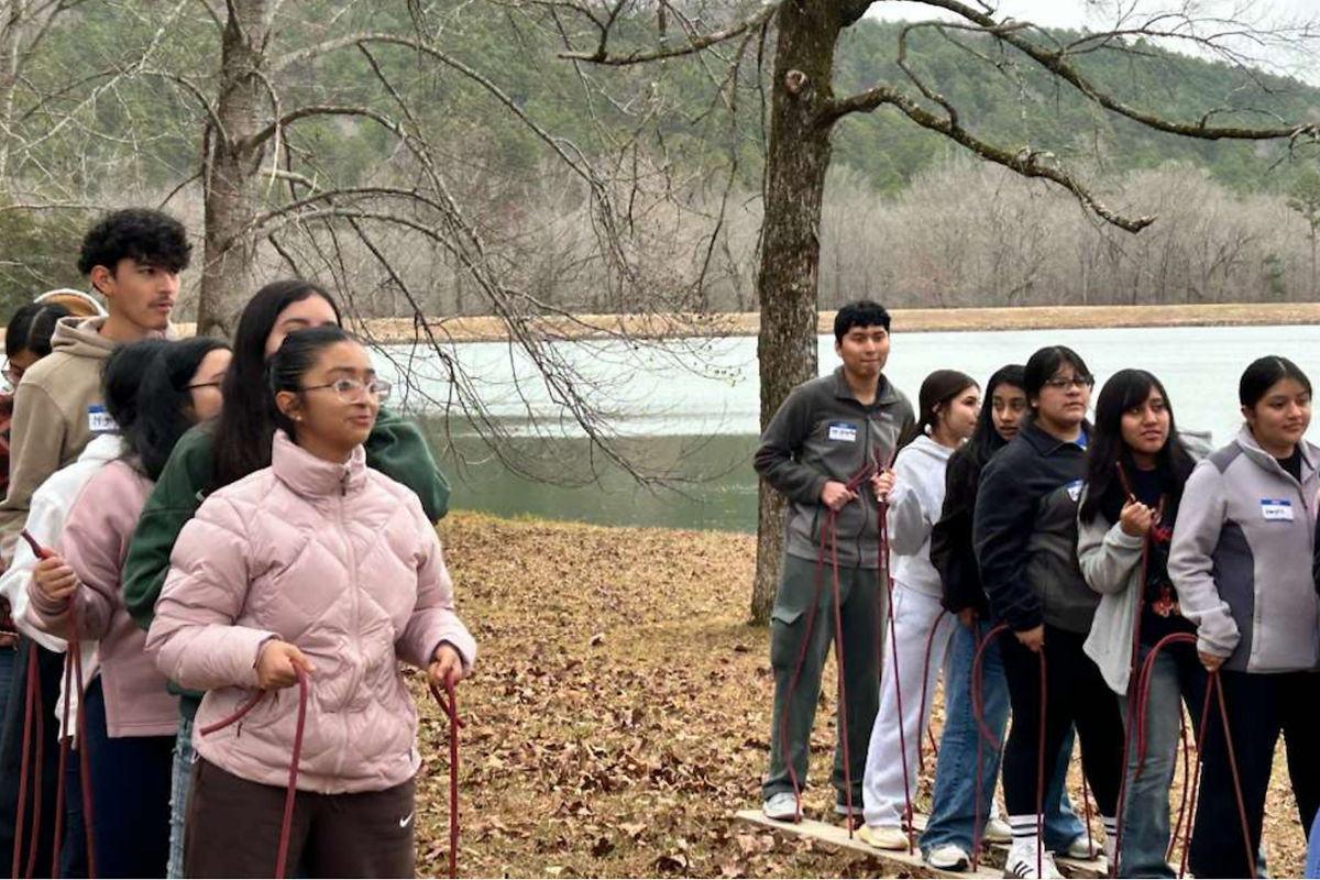 Jóvenes del programa en una caminata al aire libre